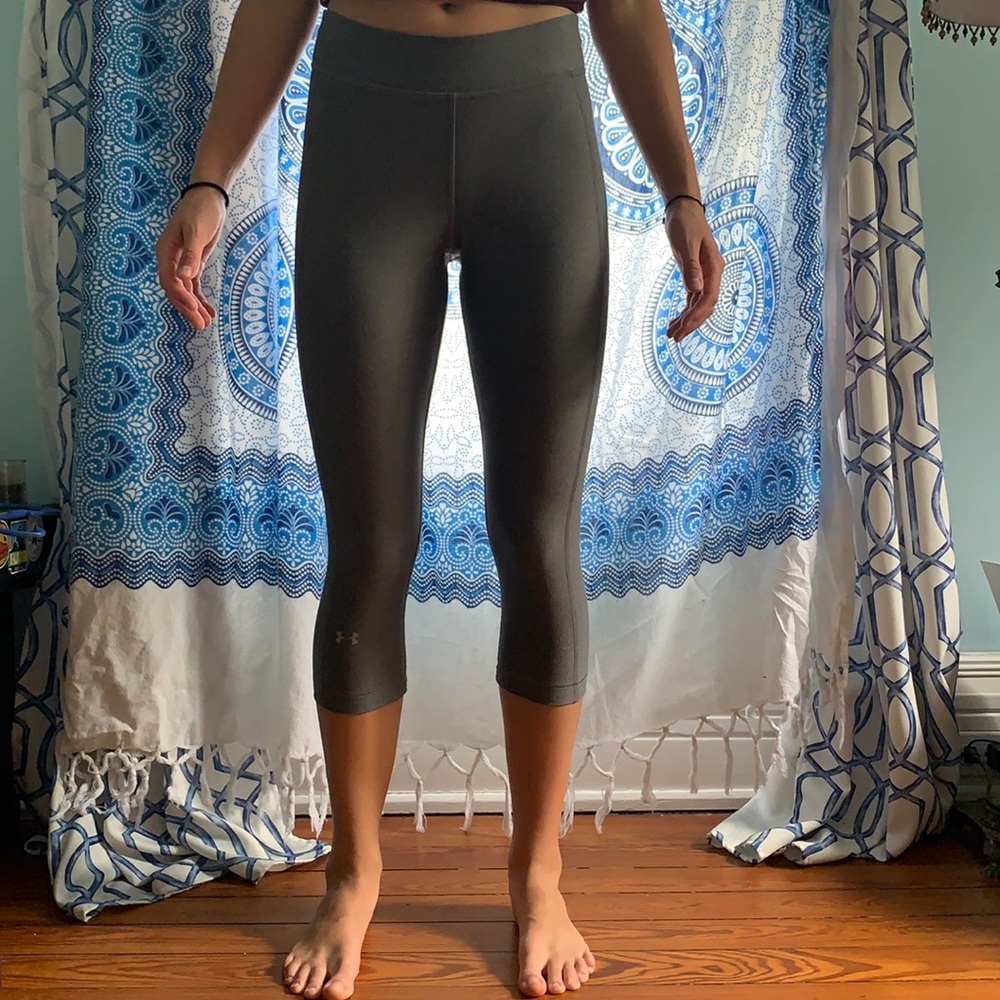 Cropped gray under armour leggings